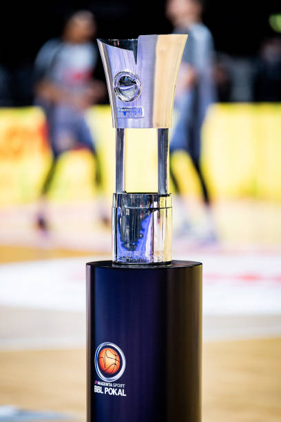 员在场上努 员在场上努